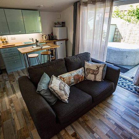 Hideaway Cabin For Two On Edge Of New Forest Hinton  المظهر الخارجي الصورة